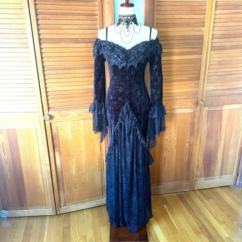 Dark in Love Gothic Victorian Vampire Rose Luxe Black Velvet & Lace Gown